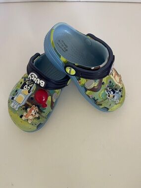 💙🤍💙🤍BLUEY TODDLER CROCS USED AUTHENTICS SIZE C8🤍💙🤍💙